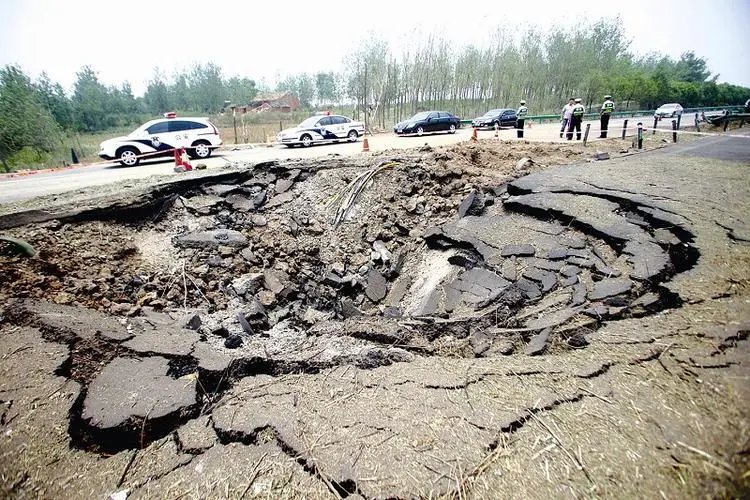 湖南男子骑摩托遇路面爆炸，直接被甩飞20多米远，路面爆炸的威力有多大？