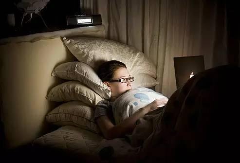 近六成受访青年在23点后入睡，他们为什么睡得这么迟？