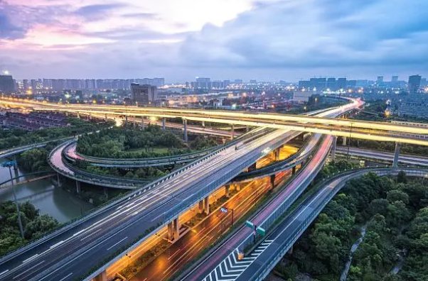 现代化主要表现出什么化城镇化现代科技现代民主