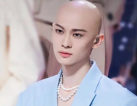 梁森为什么要剃光头？