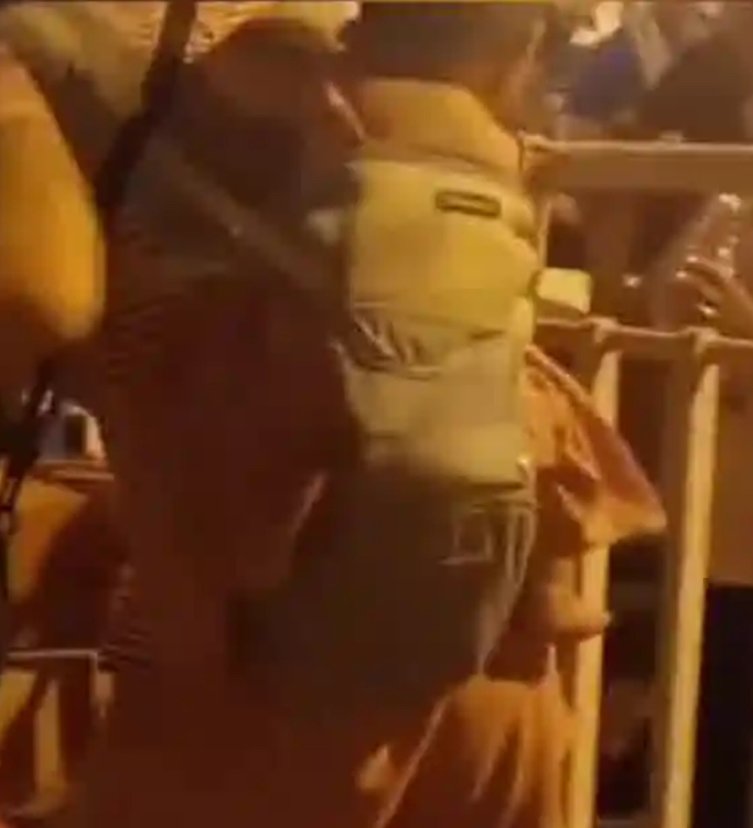 重庆宝妈背着宝宝搬物资支援救火！这位宝妈身上有哪些可贵的品质？