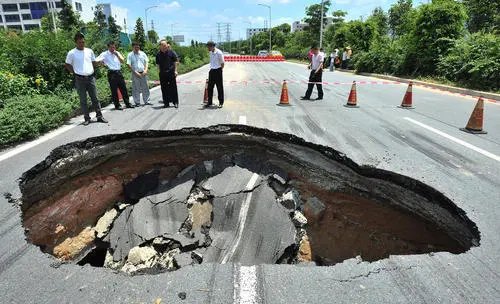 山西一停车场突发塌陷多辆汽车掉入坑中,此次事故造成了多大的损失?