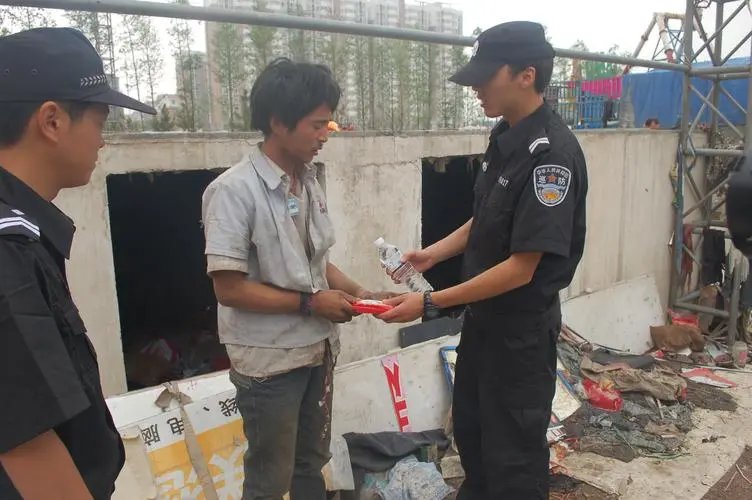 福建一外卖小哥3年帮72人回家走红，当事人对此有何回应？