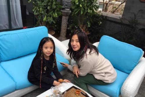 赵薇的女儿照片曝光，她的容颜会不会让我们眼前一亮呢？