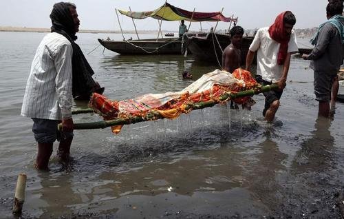 印度恒河现浮尸原因为传统葬式,你如何看待?