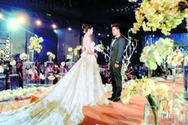 疫情下的婚礼全程只有6个人，这场婚礼有多难忘？