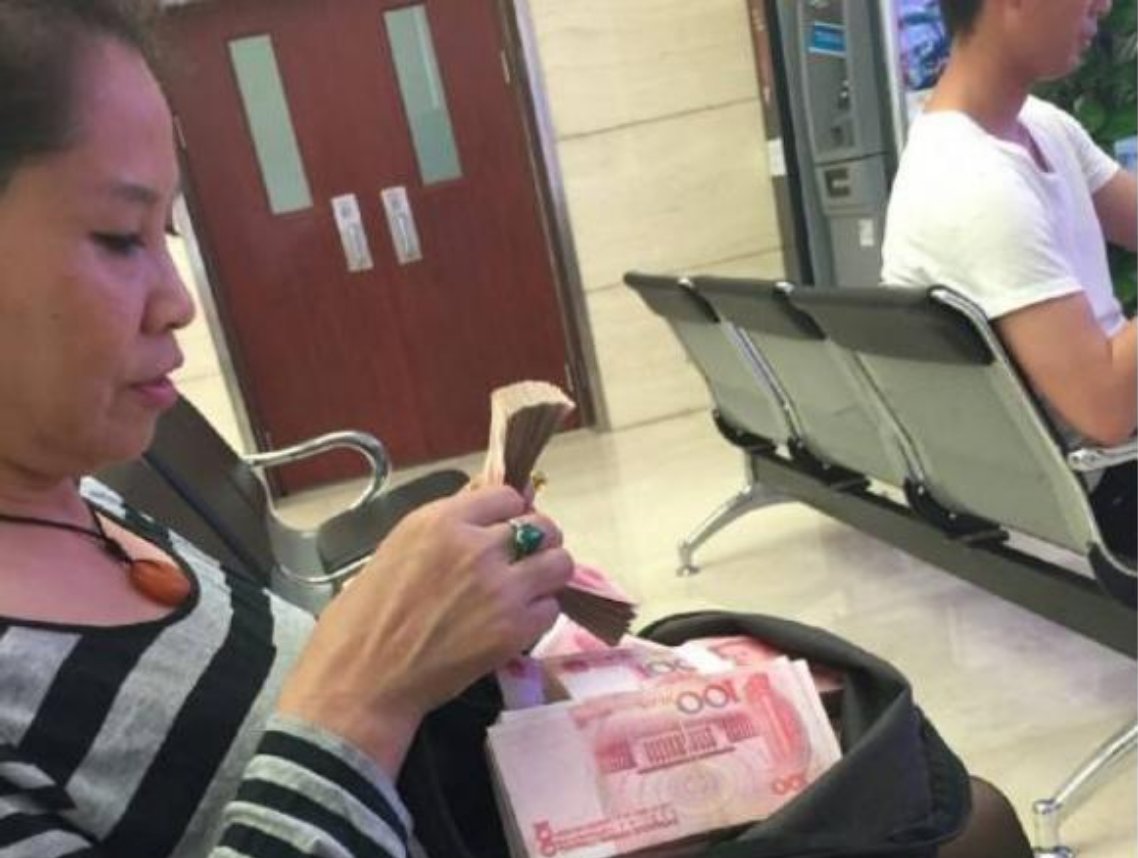 18万元现金被误当垃圾扔，小区老太太以为是冥币，最终是如何处理的？