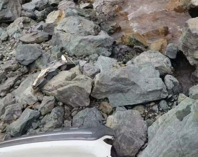 丈夫自称洗手去了，云南女子连人带车坠江失联！其夫为何成了首号怀疑对象？