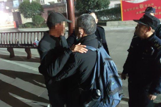 杭州一男子住在墓地15年？