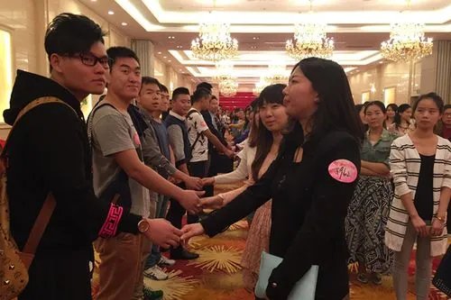 河南女孩相亲，一天相30个，你如何看待这一现象？