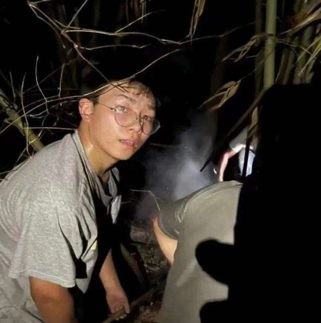 重庆宝妈背着宝宝搬物资支援救火！这位宝妈身上有哪些可贵的品质？