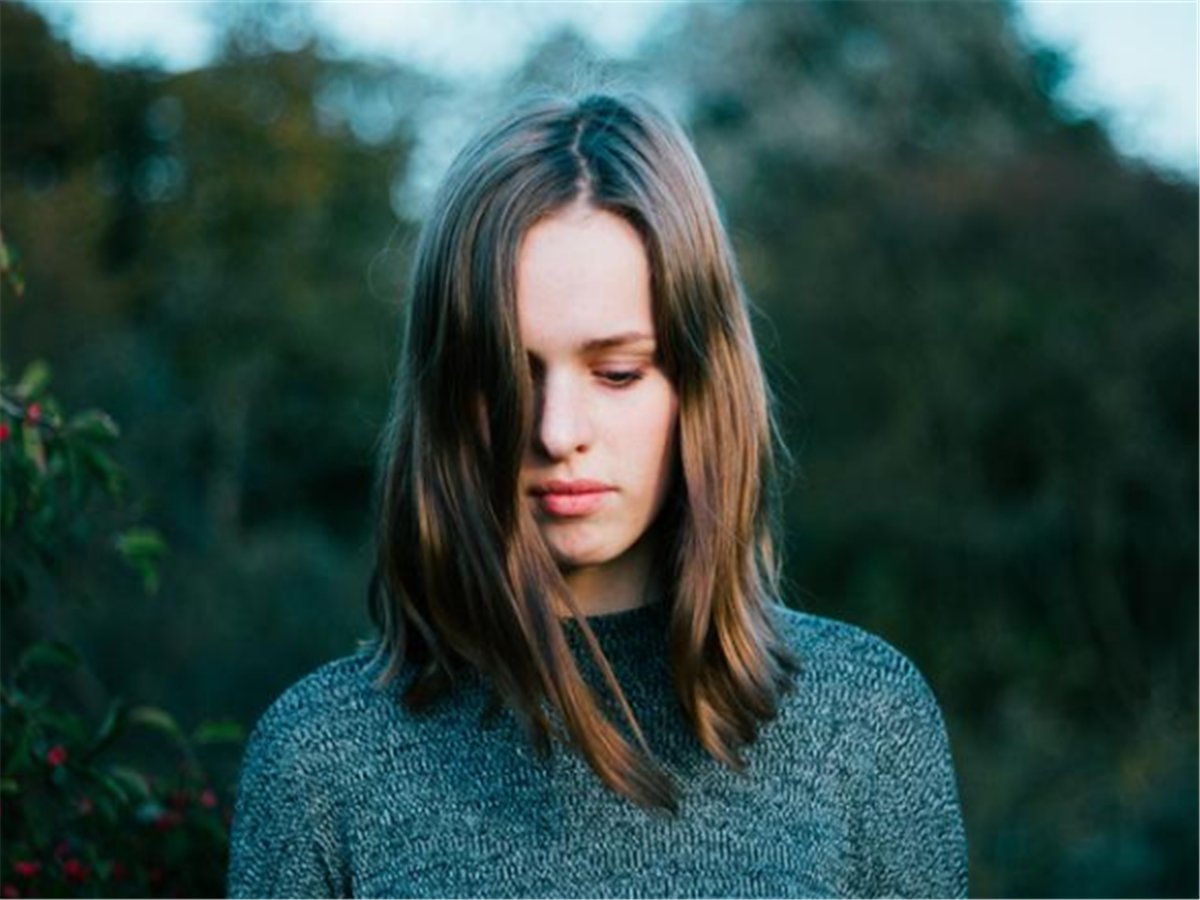 女友很喜欢在我面前和别的男生聊天打闹，不考虑对方感受的人还能在一起吗？