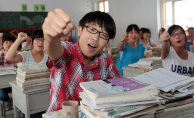 洛阳数学老师请43名满分学生吃大盘鸡，老师这么做能有什么作用？