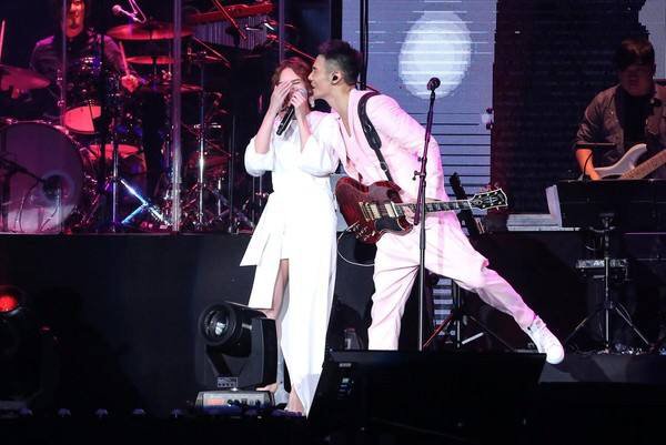 杨丞琳和老公报平安，为何网友称“吃到狗粮”了呢？