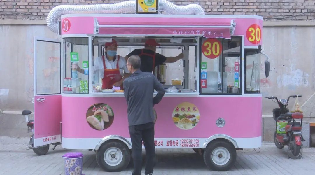 街边的小吃车见到城管就跑，为什么不允许他们推车做生意呢？