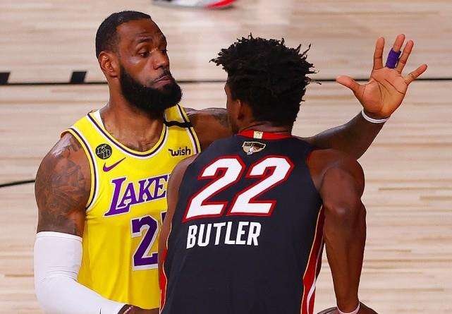 浓眉击掌被无视，你觉得对方是有意的还是无意的？