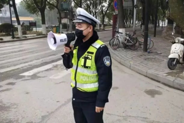 因上海疫情封控,上海医生骑行40多公里发工资,事件的原委有何详情?