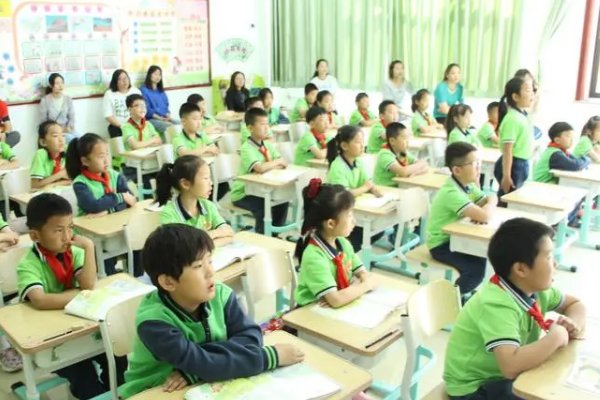 小明擦黑板写一组连续的动作