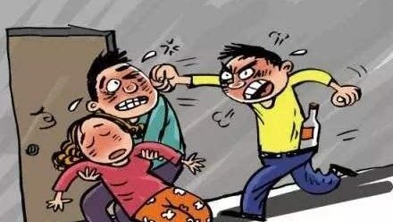 长治一男子酒后进店辱骂并用酒瓶砸女店员，男子该受到怎样的处罚？