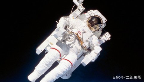 翟志刚和王亚平配合为叶光富理发，在太空上理发是一件简单的事吗？