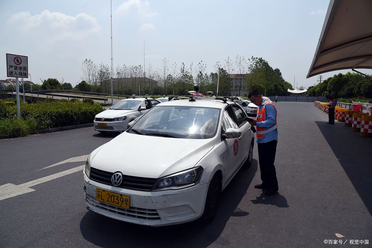 “考官崩溃求放弃”女子科三考试被大车挡路，等4小时才挪车，你能理解吗？