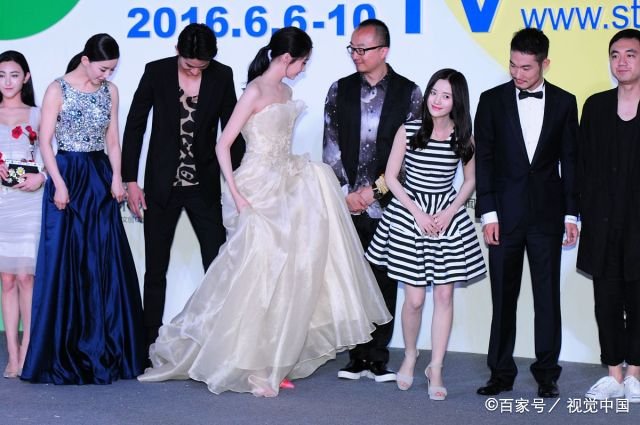 关晓彤和鞠婧祎合影，年纪明明只相差3岁，气质却天壤之别，你怎么看？