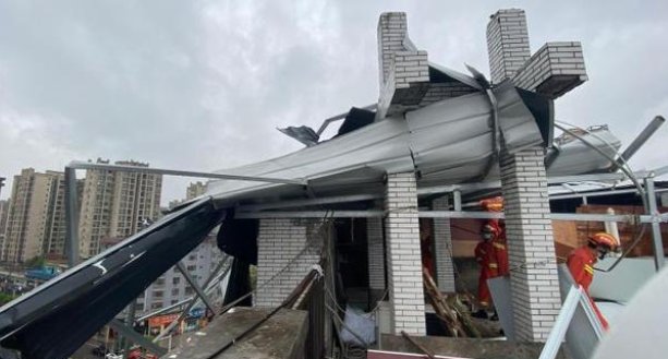 重庆小伙被大风吹起离地近三米，这起狂风暴雨还给当地造成了哪些影响？