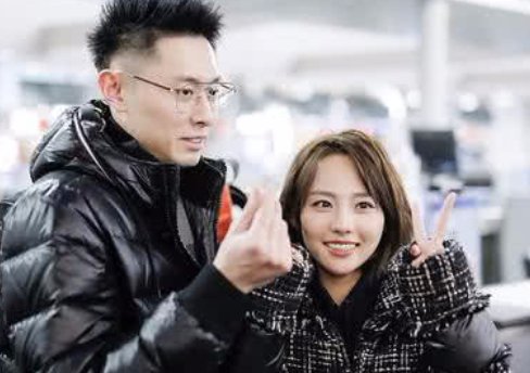 买超与张嘉倪是怎么认识的?买超的家庭背景是怎样的?