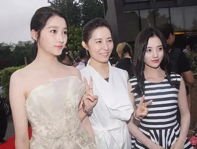 关晓彤和鞠婧祎合影，年纪明明只相差3岁，气质却天壤之别，你怎么看？