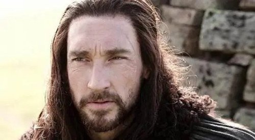 美剧权力的游戏中，班扬-史塔克为什么不回长城以南？