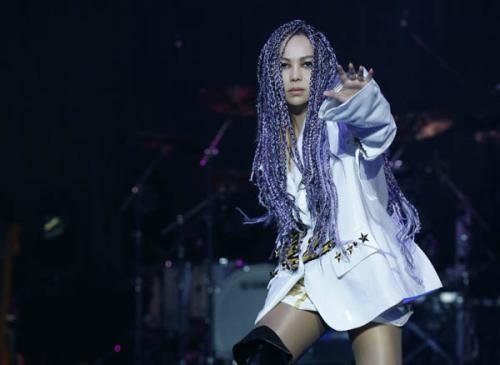 有一首歌的一句歌词是“外面下着雨”,歌名是什么?