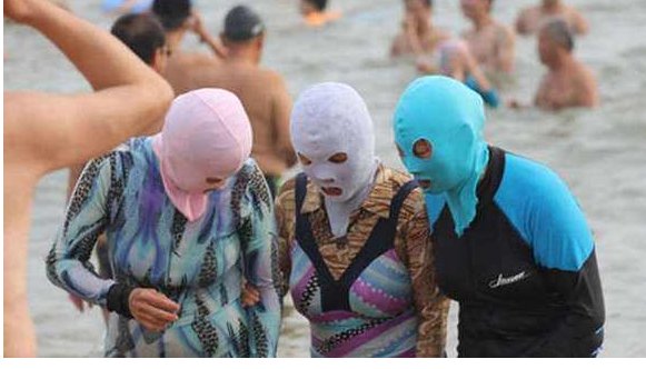 东北大妈拿灭蚊拍跳广场舞，你见过哪些画风诡异的场面？