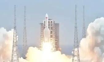 小伙跳伞时巧遇火箭发射，在空中激动大喊比心！这是什么人生体验？