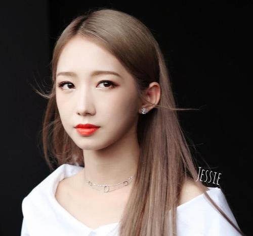 孟美岐点评周传雄被骂后，王源点评满江也被骂，他们有资格点评前辈吗？