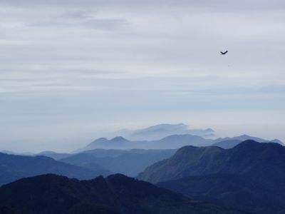 千山我独行,不必相送,下一句是什么?