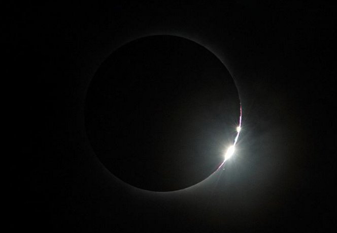 在什么时候会出现日全食？