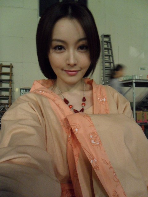 烟花易冷MV女主角是谁啊。