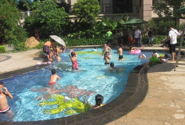 公共泳池里面真的有很多人小便吗？