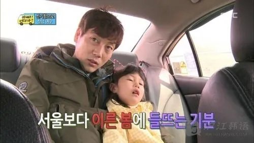 宋智雅在社交平台晒爸爸的照片，年轻时候的宋爸爸有多帅？