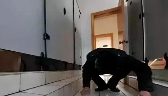 警方通报高校学生厕所内偷窥女教师，涉事人会被如何处罚？