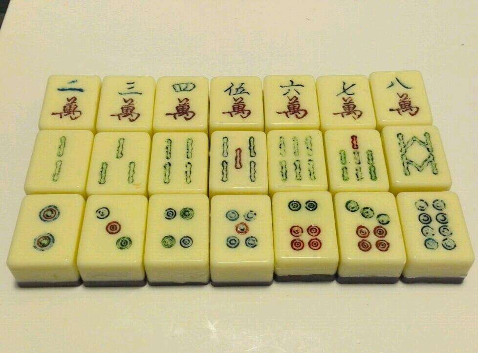 麻将中明杠和暗杠是什么意思啊？