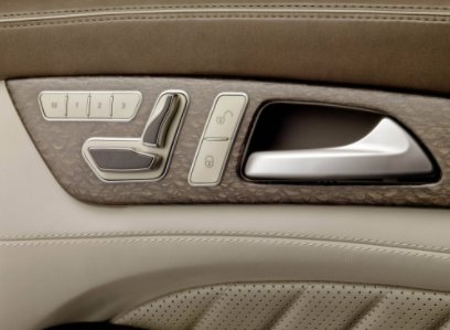 在汽车后车座的车窗边上有个扶手，这个扶手叫做什么？