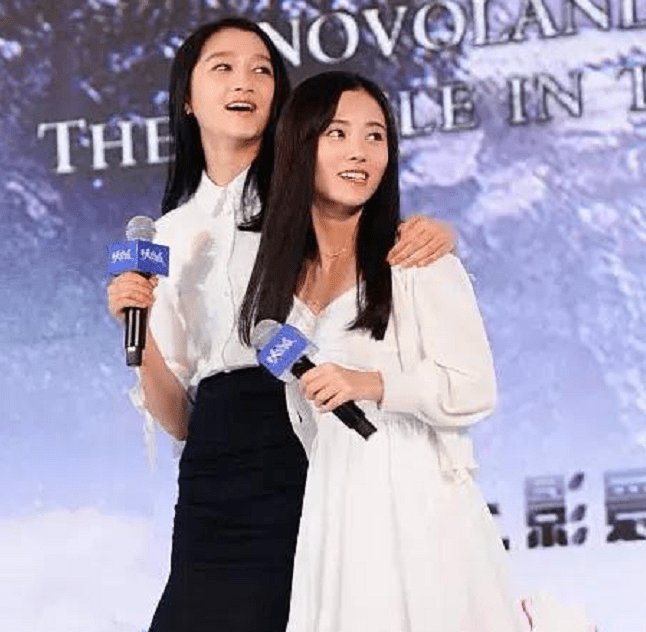 关晓彤和鞠婧祎合影，年纪明明只相差3岁，气质却天壤之别，你怎么看？