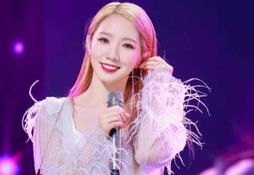 孟美岐点评周传雄被骂后，王源点评满江也被骂，他们有资格点评前辈吗？