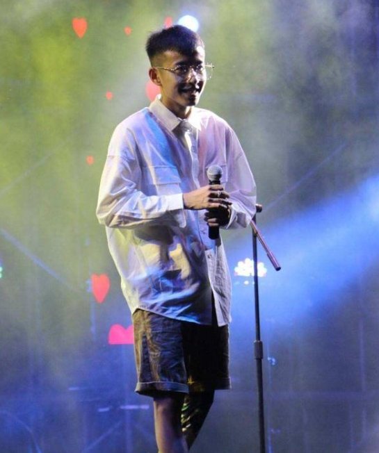 18线男歌手商演耍大牌，30个保安占两电梯护送，有谁认识他？