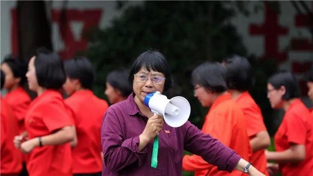 张桂梅说女高校训给了孩子们自信，这其中有什么必然联系吗？