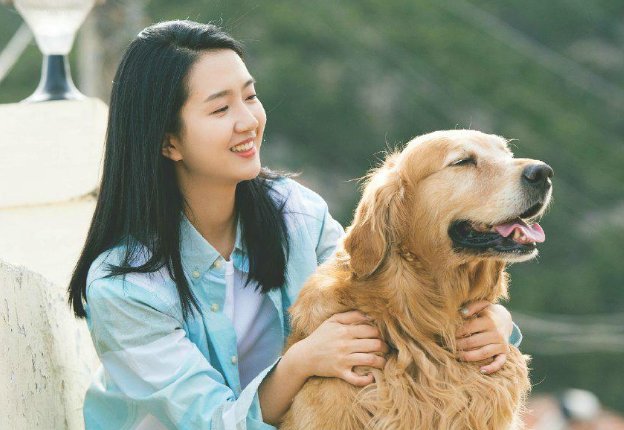 演员许龄月微博官宣恋情，是否有透露其男友的身份背景？