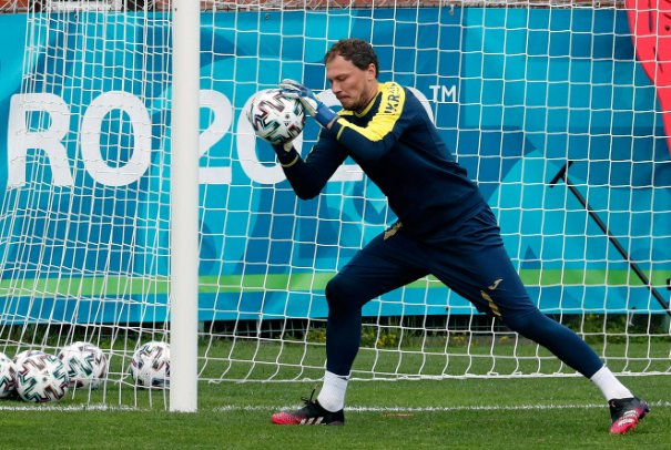 足球门将可以出去踢球吗