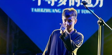 18线男歌手商演耍大牌，30个保安占两电梯护送，有谁认识他？