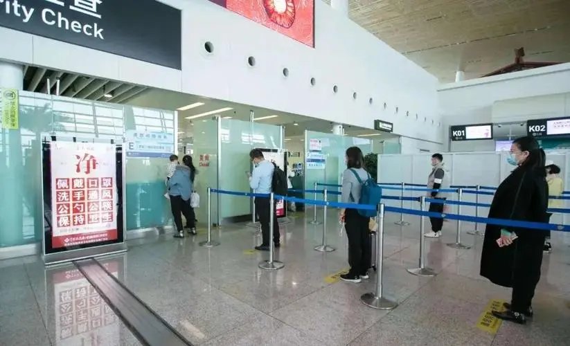 MU2226航班目前已经有4人核酸检测阳性，这些人是如何被感染的？